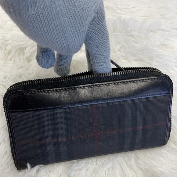 BURBERRY LONDON ZIP AROUND WALLET - Picture 8 of 12